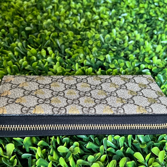 Like new Gucci Supreme Bee long wallet with zipper, with dust bag only - Picture 7 of 9